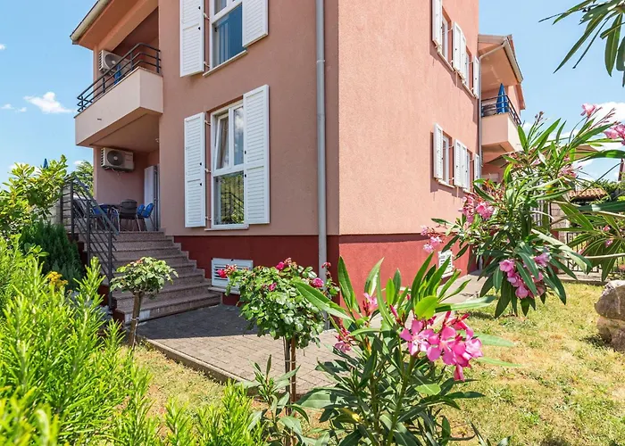 Pinta Mit Blick Auf Wasser By Interhome *