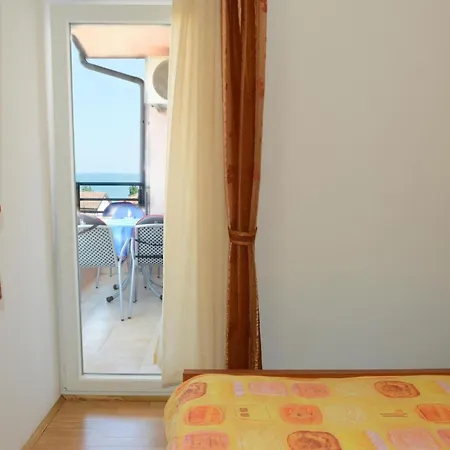 Pinta Mit Blick Auf Wasser By Interhome